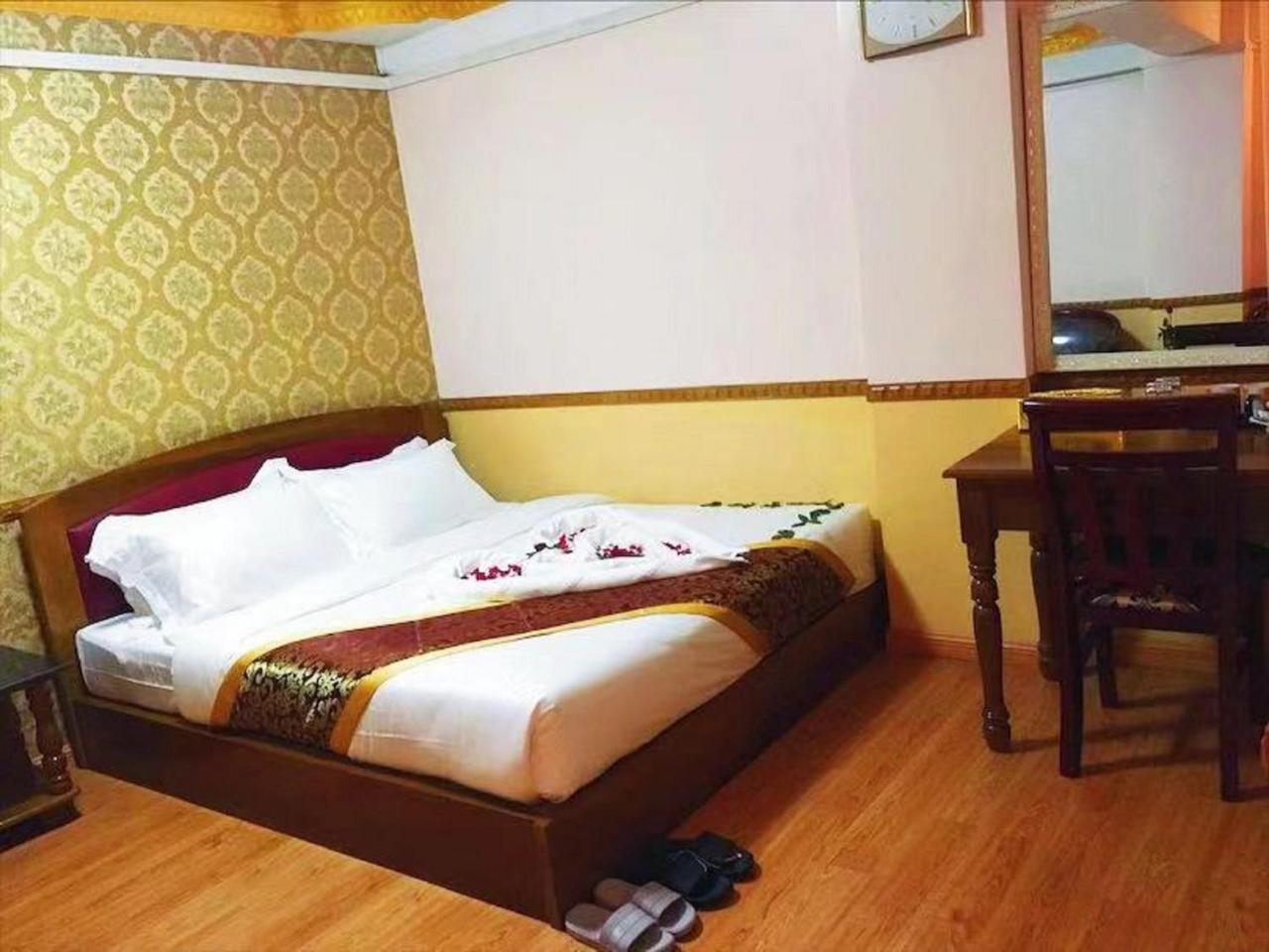 C & Y Hotel Yangon Exteriör bild